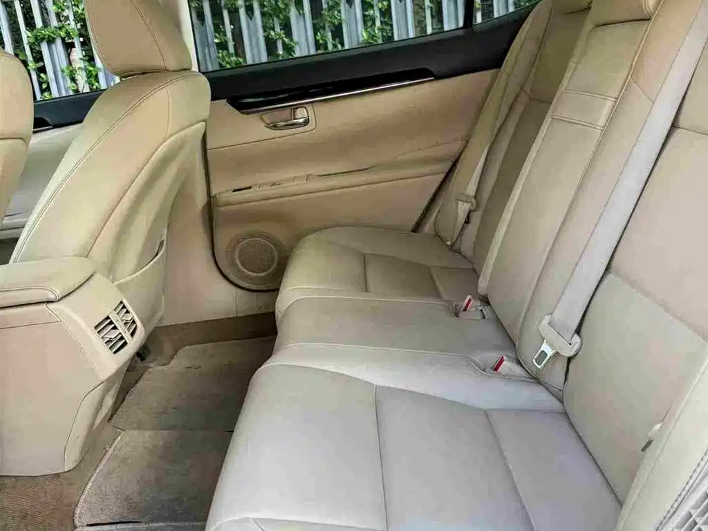 Фото 10 - Lexus ES