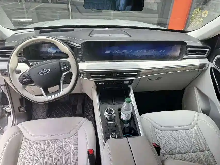 Фото 9 - Ford Explorer