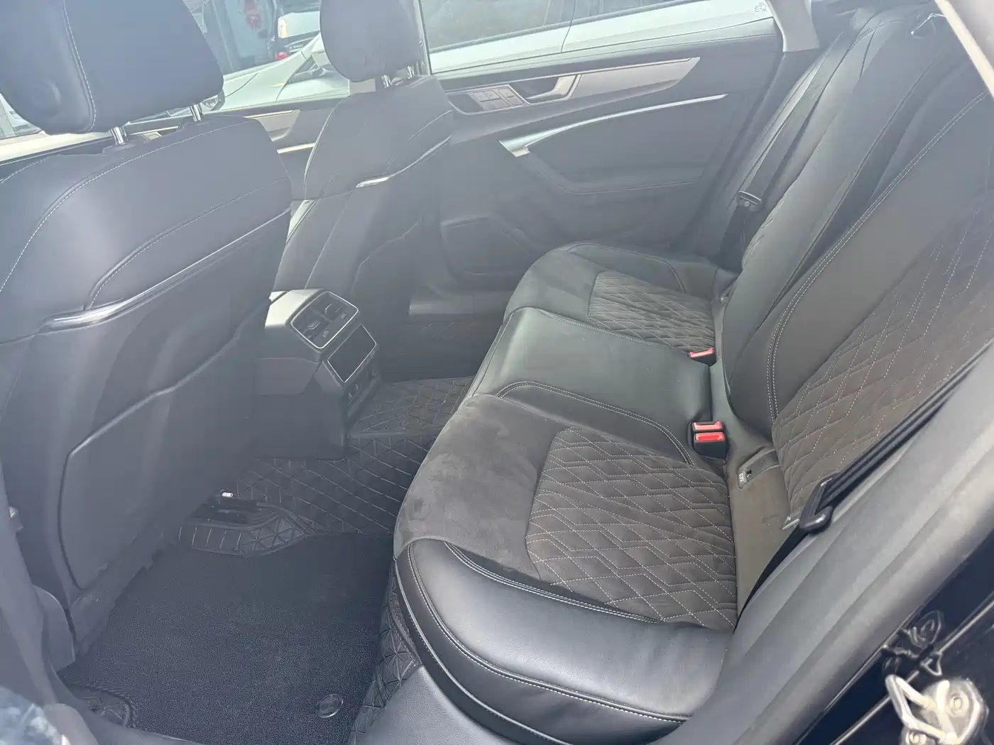 Photo 5 - Audi A7L