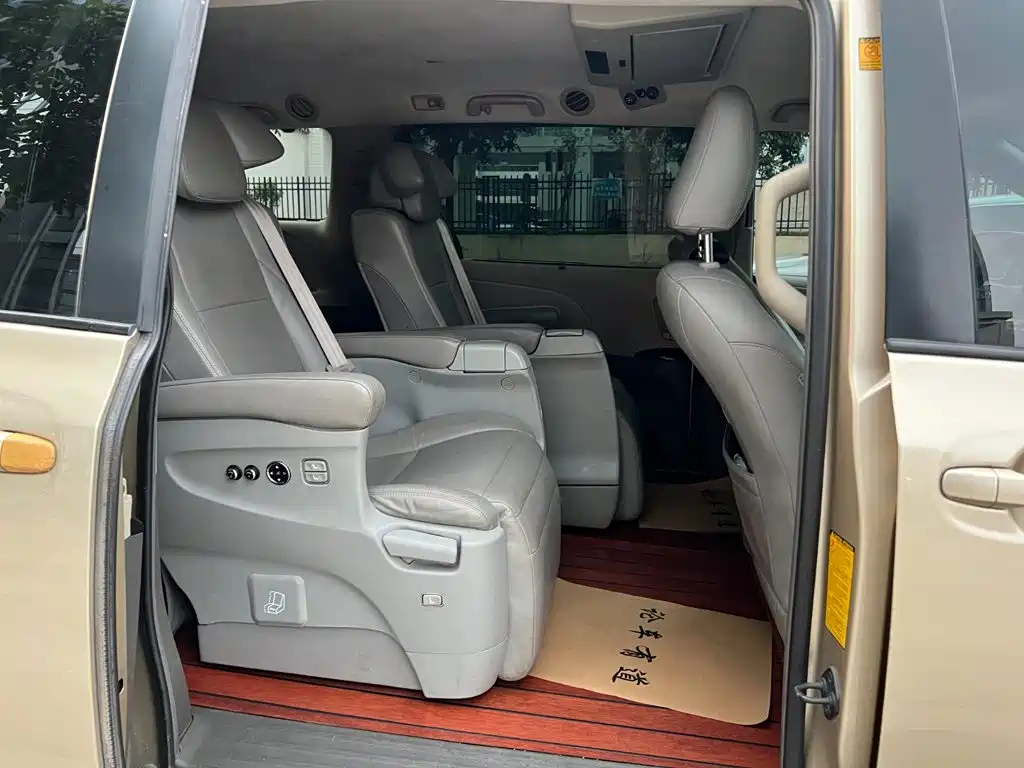 Фото 16 - Toyota Sienna
