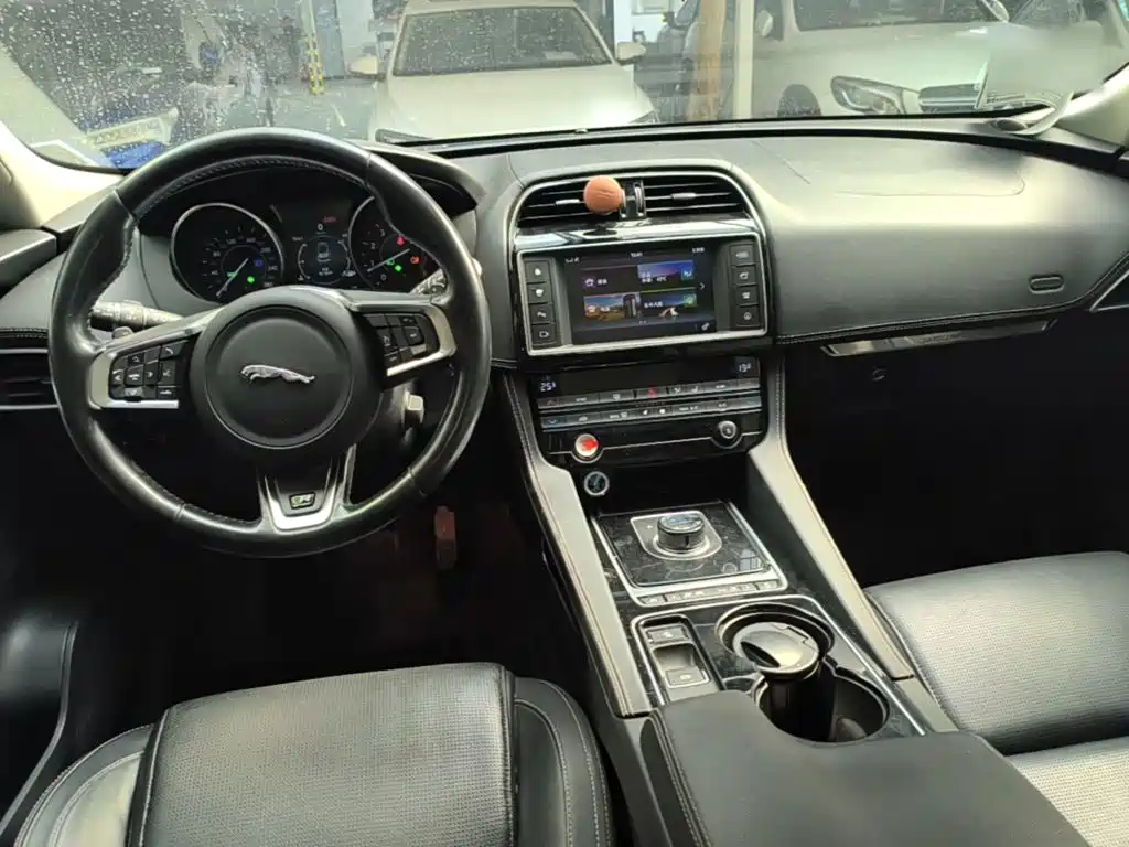 Фото 10 - Jaguar F-PACE