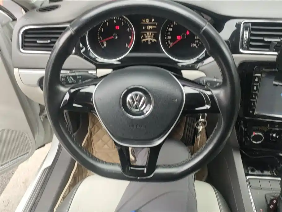 Volkswagen Sagitar 2015 1.6L Automatic Comfort фото 15
