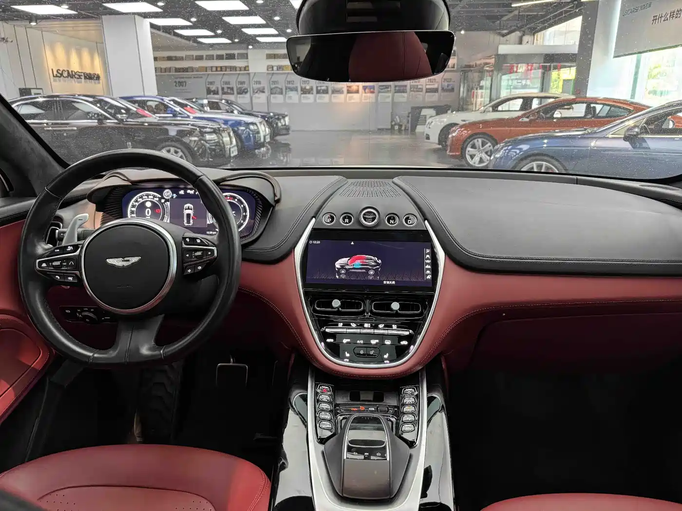 ASTON MARTIN DBX