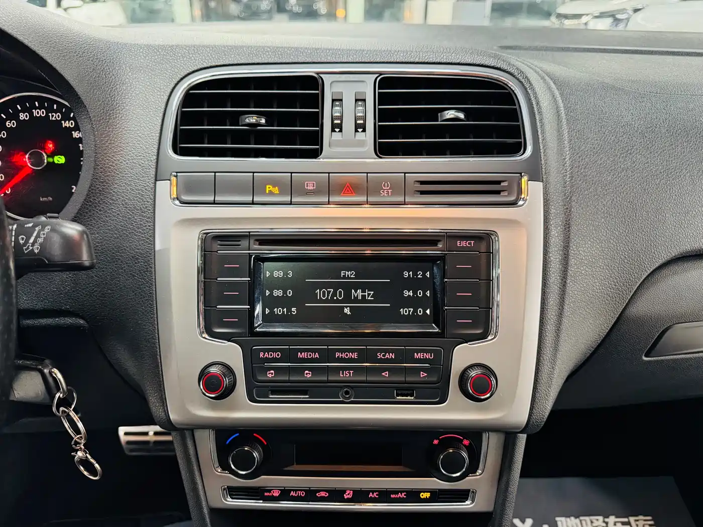 Volkswagen Polo 2014 1.6L Cross Polo Automatic фото 13