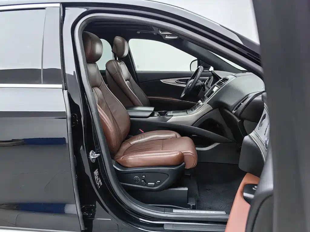 Photo 23 - Lincoln MKX