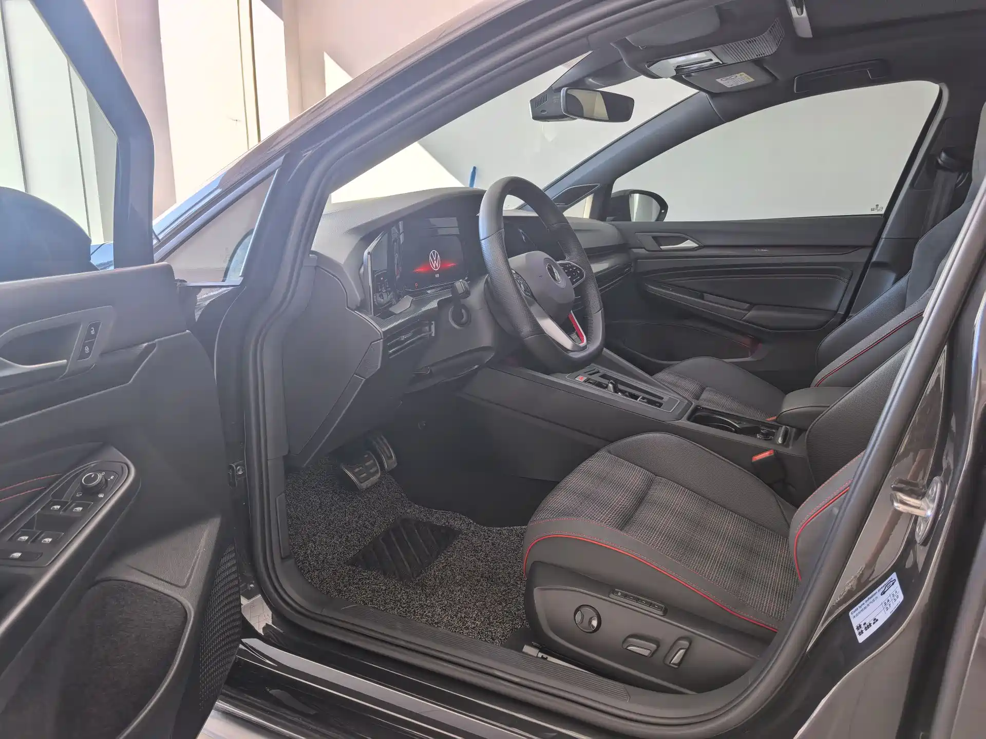 Photo 4 - Volkswagen Golf GTI