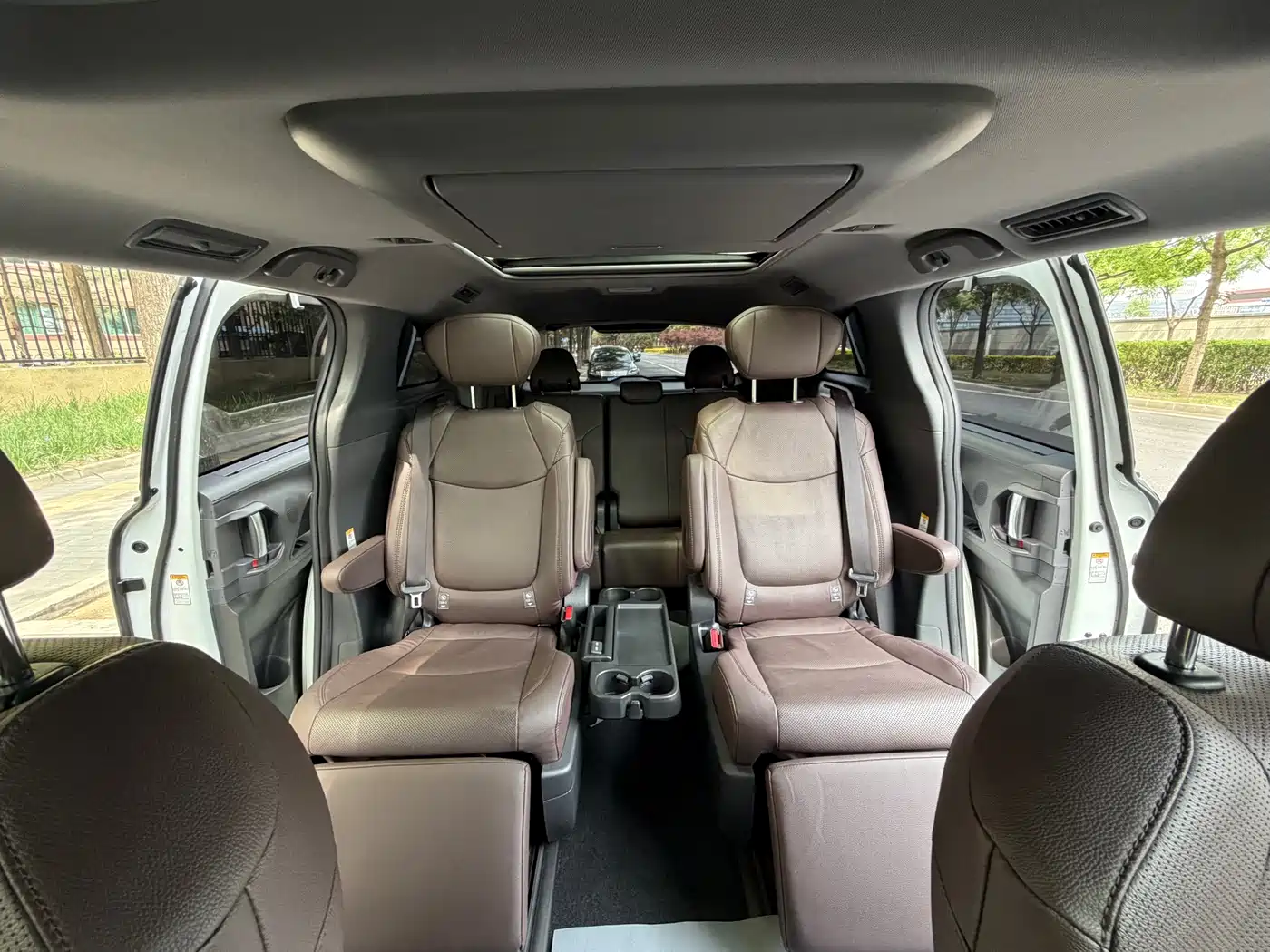 Toyota Sienna 2021 2.5L Hybrid Platinum Edition фото 11