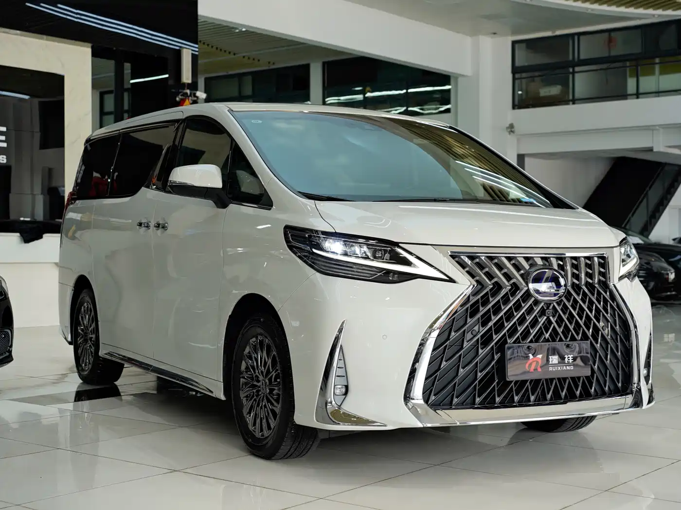 Lexus LM 2020 300h Seven-Seater Elegance Edition фото 22