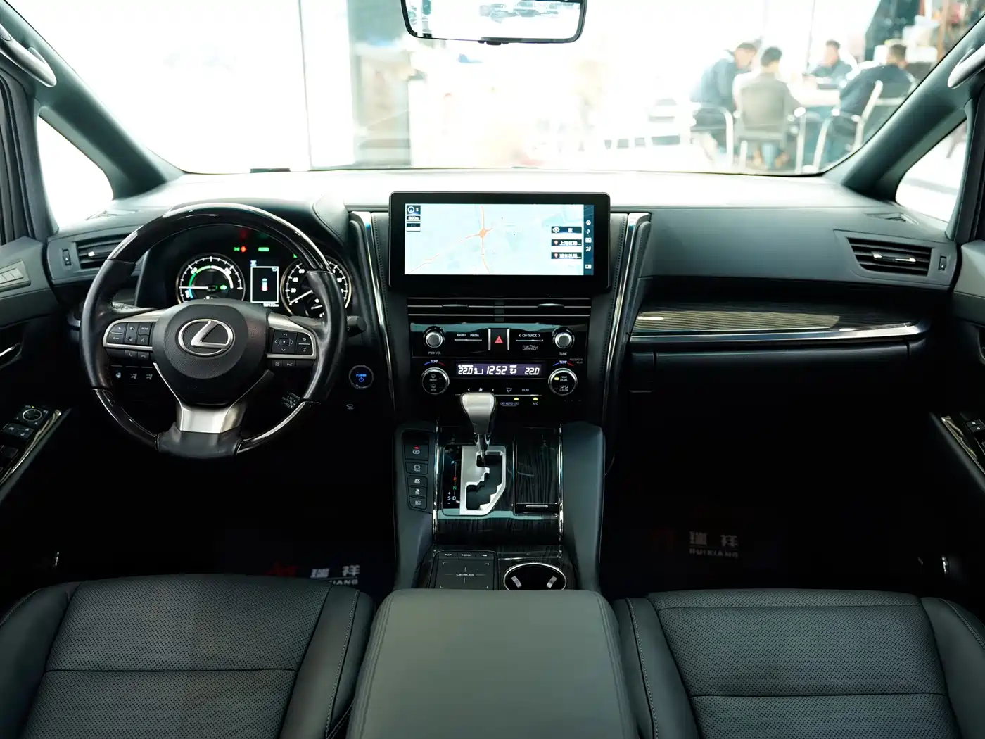 Lexus LM 2020 300h Seven-Seater Elegance Edition фото 7