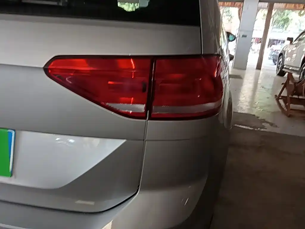 Photo 8 - Volkswagen Touran