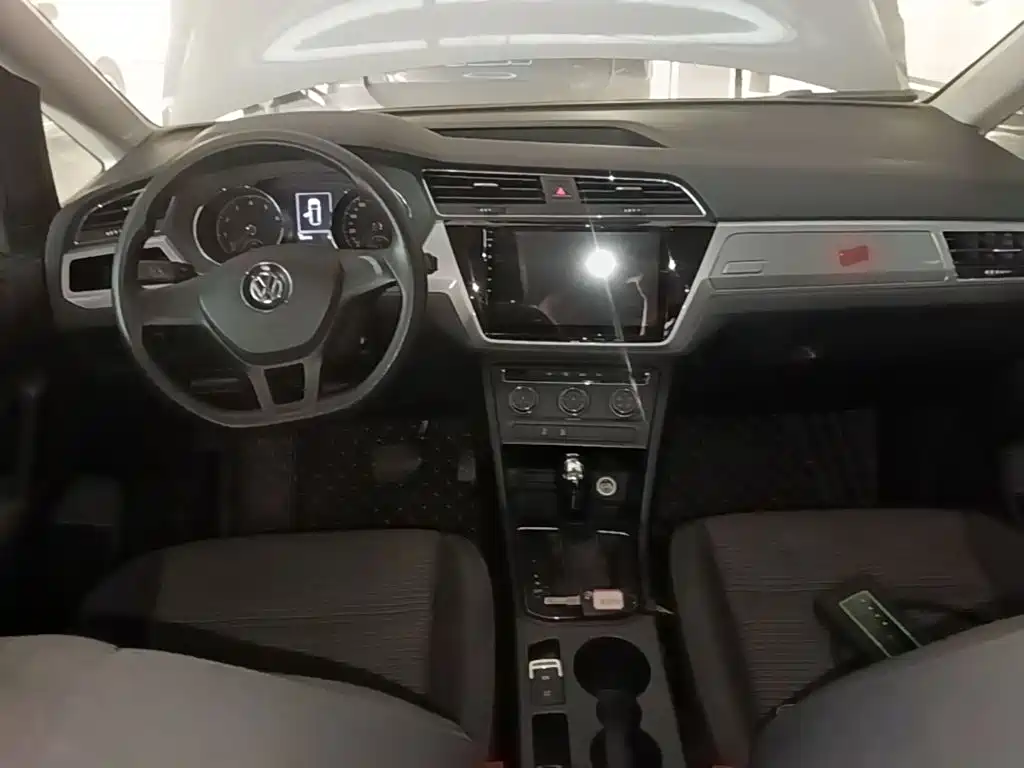 Photo 10 - Volkswagen Touran