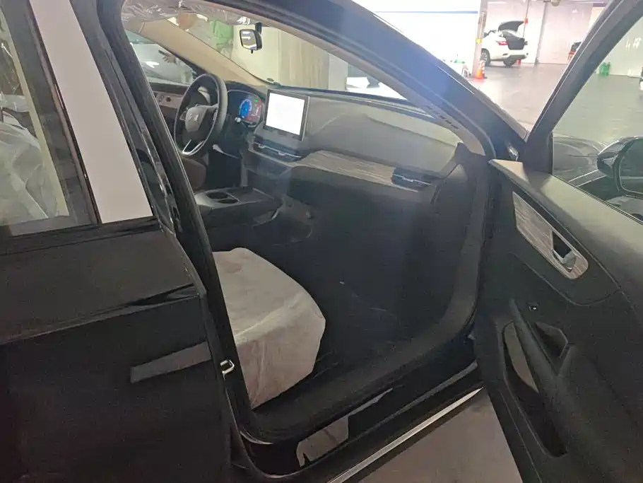 Hongqi E-QM5 2026 2025 Model 500km Travel Edition