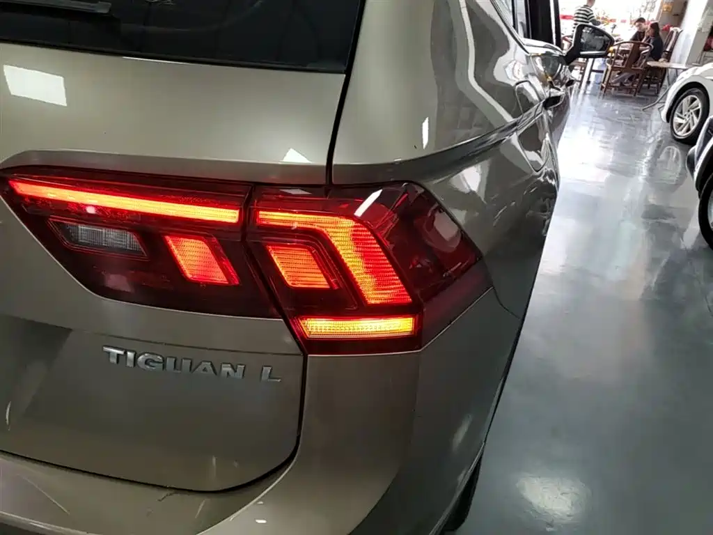 Volkswagen Tiguan L 2017 330TSI Automatic 2WD Comfort Edition фото 8