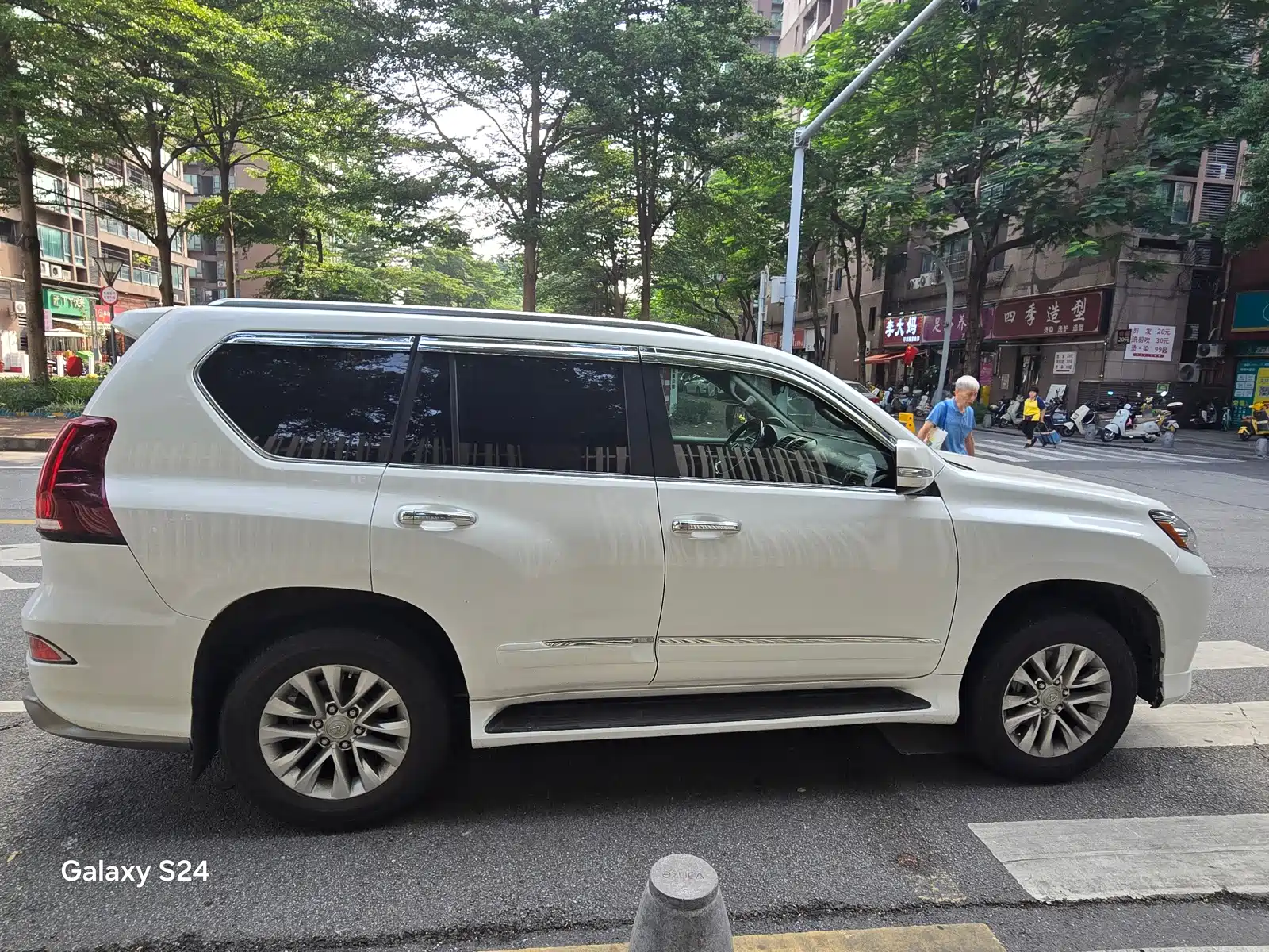 Photo 8 - Lexus GX