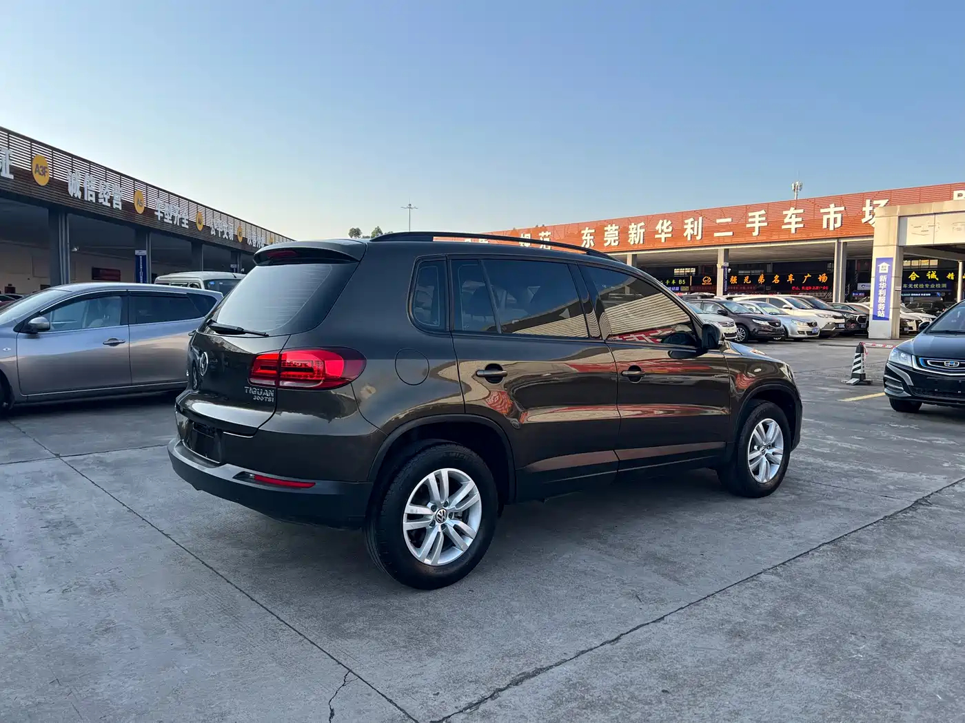 VOLKSWAGEN TIGUAN