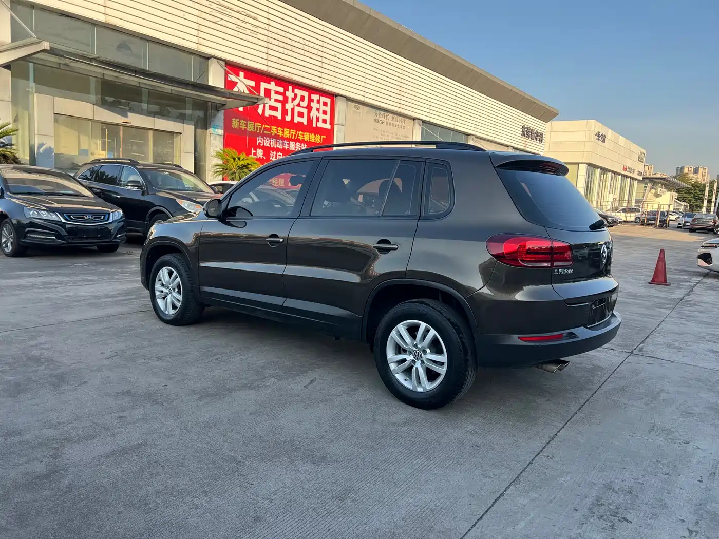 VOLKSWAGEN TIGUAN
