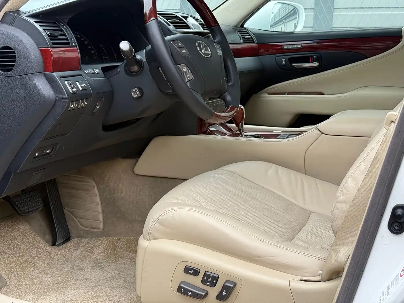 Lexus LS 2010 600hL фото 6