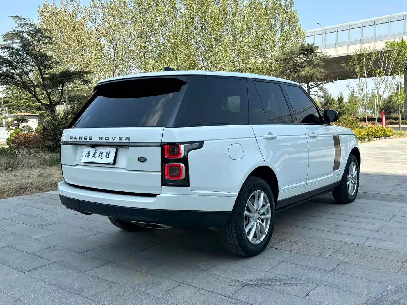 Land Rover Range Rover 2022 3.0 L6 360PS Golden Age Edition фото 9