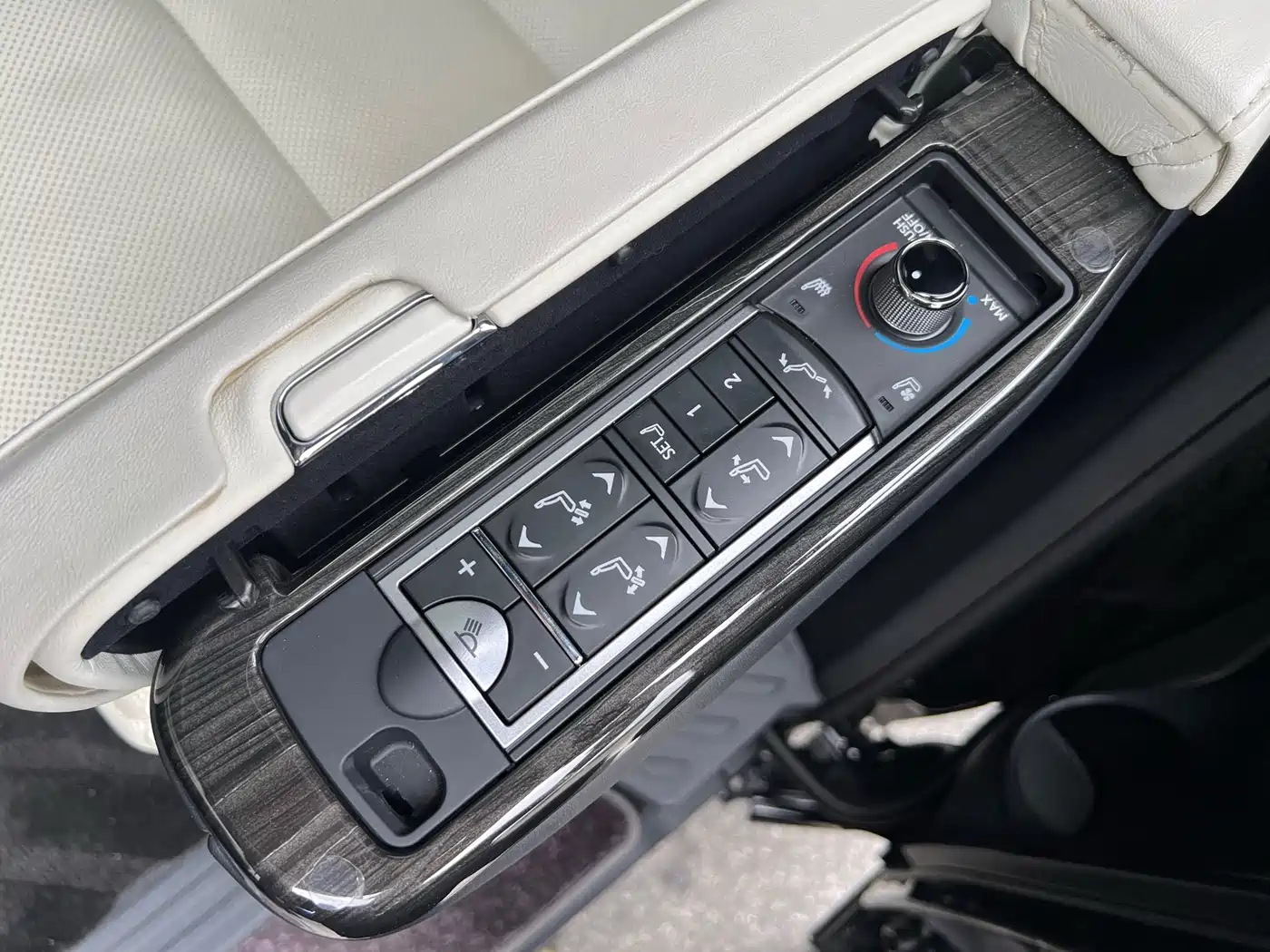 Lexus LM 2020 300h Seven-Seater Elegance Edition фото 20