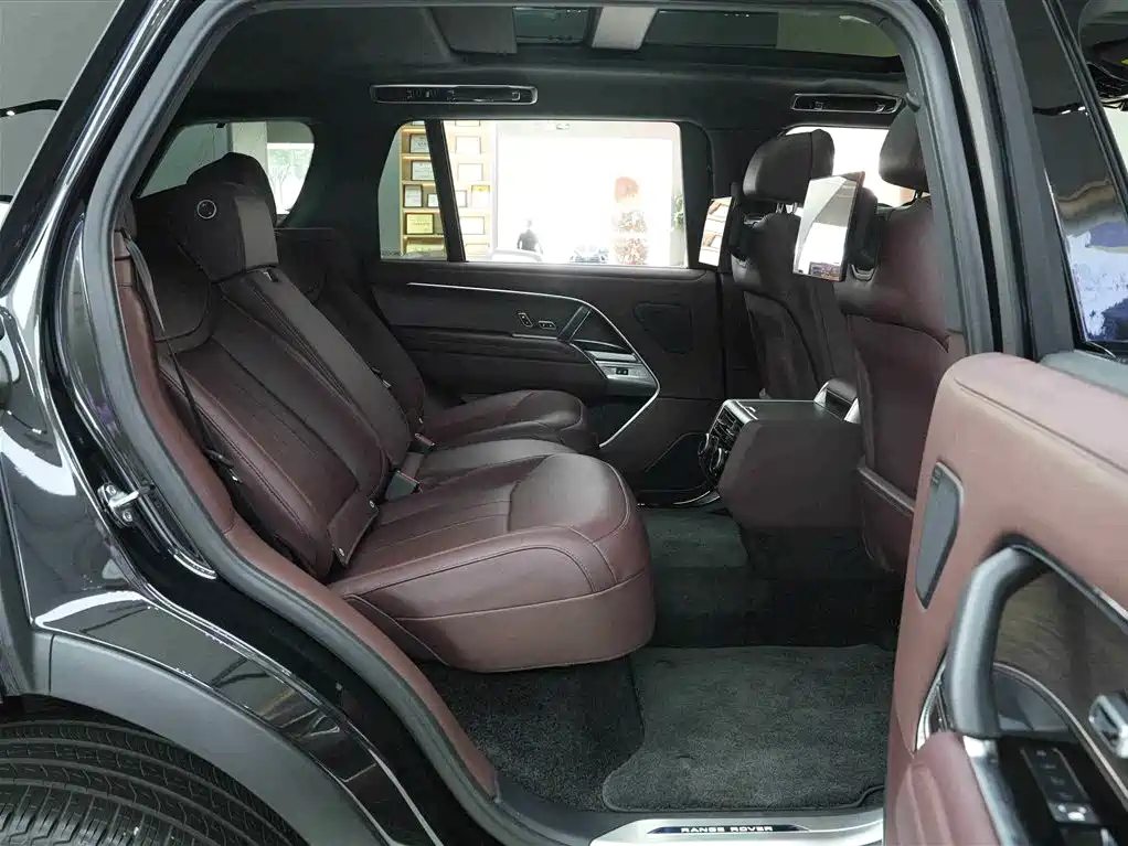 Land Rover Range Rover 2025 3.0 L6 400PS Genesis Extended Wheelbase фото 13