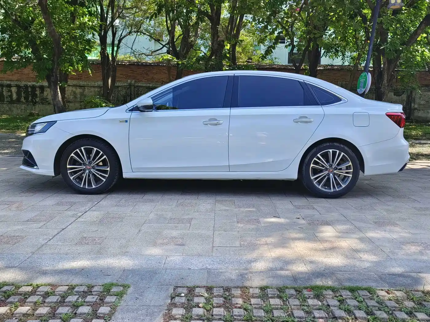 Roewe i6 2020 2020 PLUS 1.6L CVT 4G Connected Glory Holographic Edition