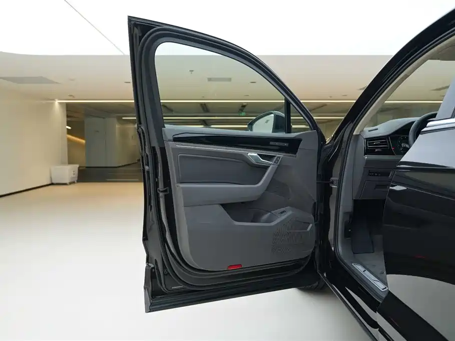 Volkswagen Touareg 2021 3.0TSI R-Line Classic Sport Package фото 8