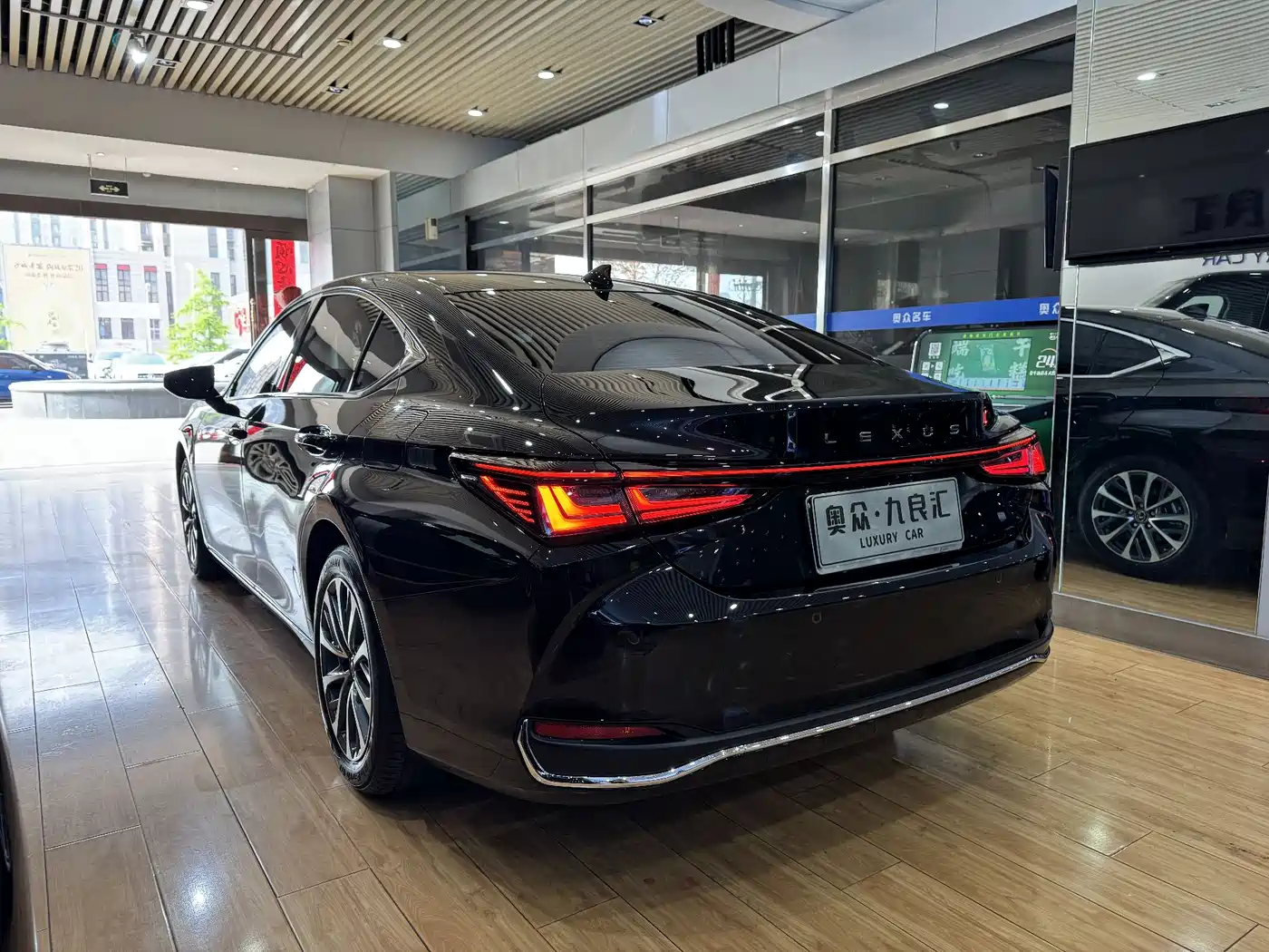 Lexus ES 2025 200 Ultimate Edition фото 16
