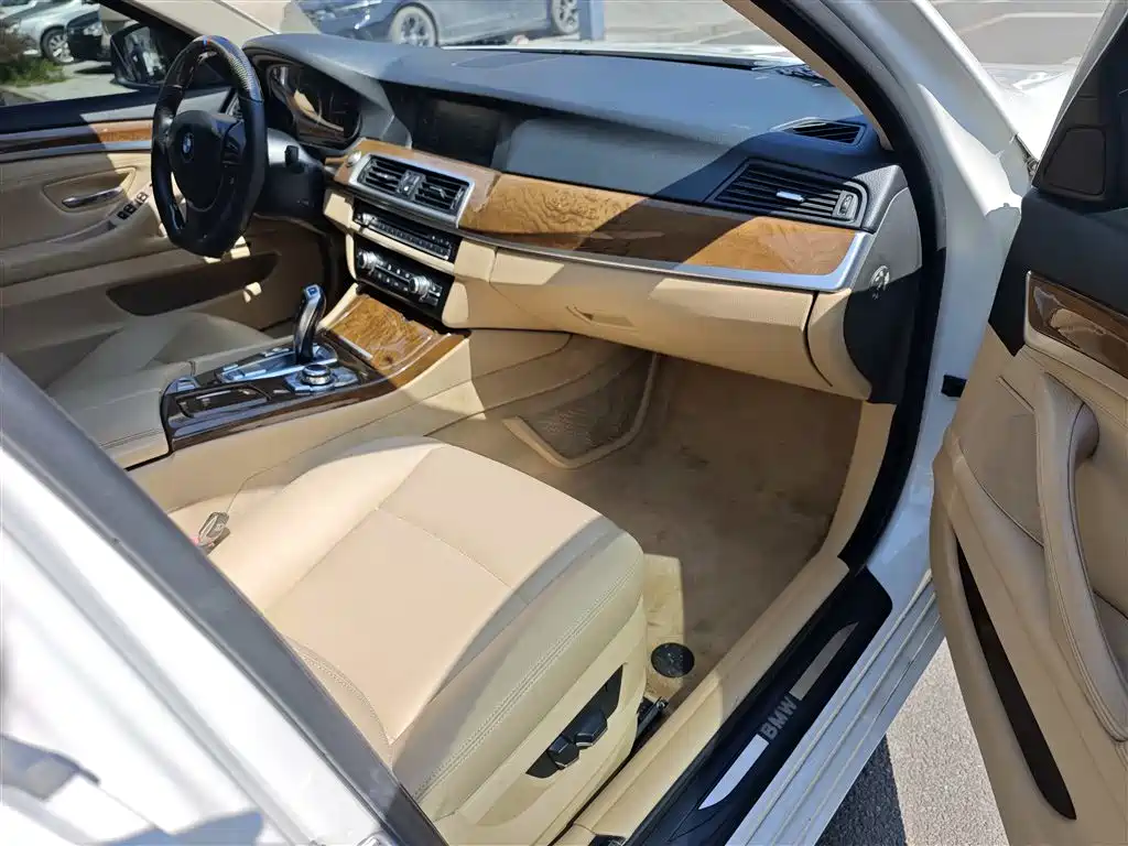 BMW 5 Series 2011 528Li Leading фото 15
