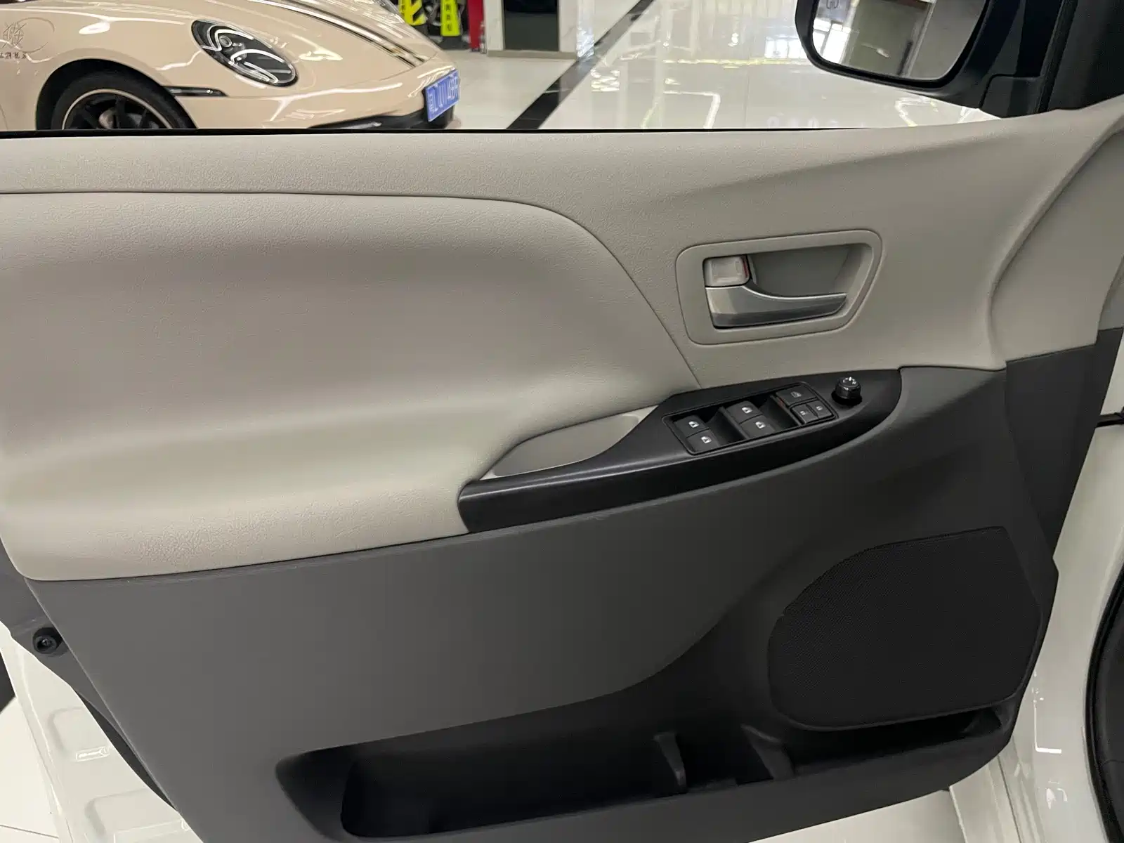 Photo 29 - Toyota Sienna