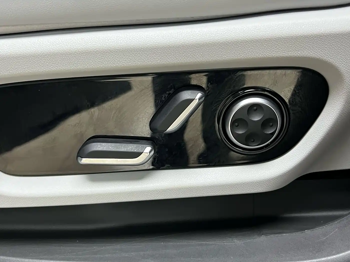 AITO Wenjie AITO M9 2024 Model Extended Range Ultra Edition 52kWh 5-Seater фото 20