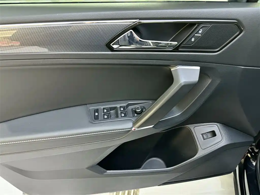 Volkswagen Tiguan L 2021 330TSI Automatic 2WD R-Line Premium фото 23