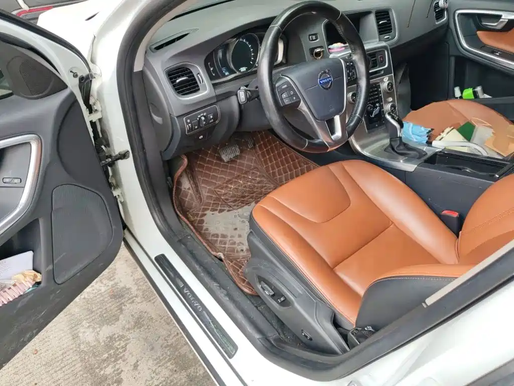 صورة 17 - Volvo S60
