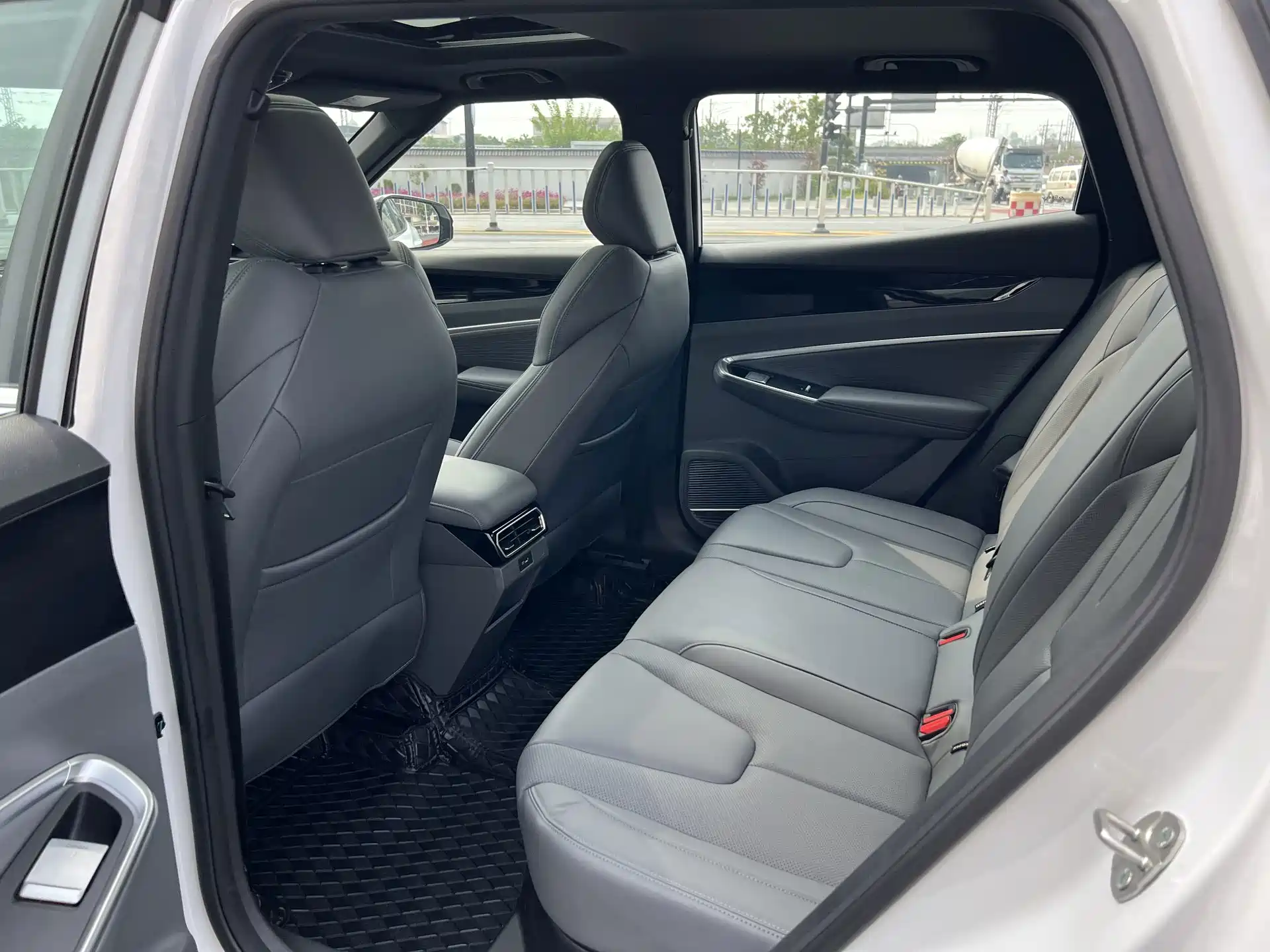 Фото 8 - Geely Atlas