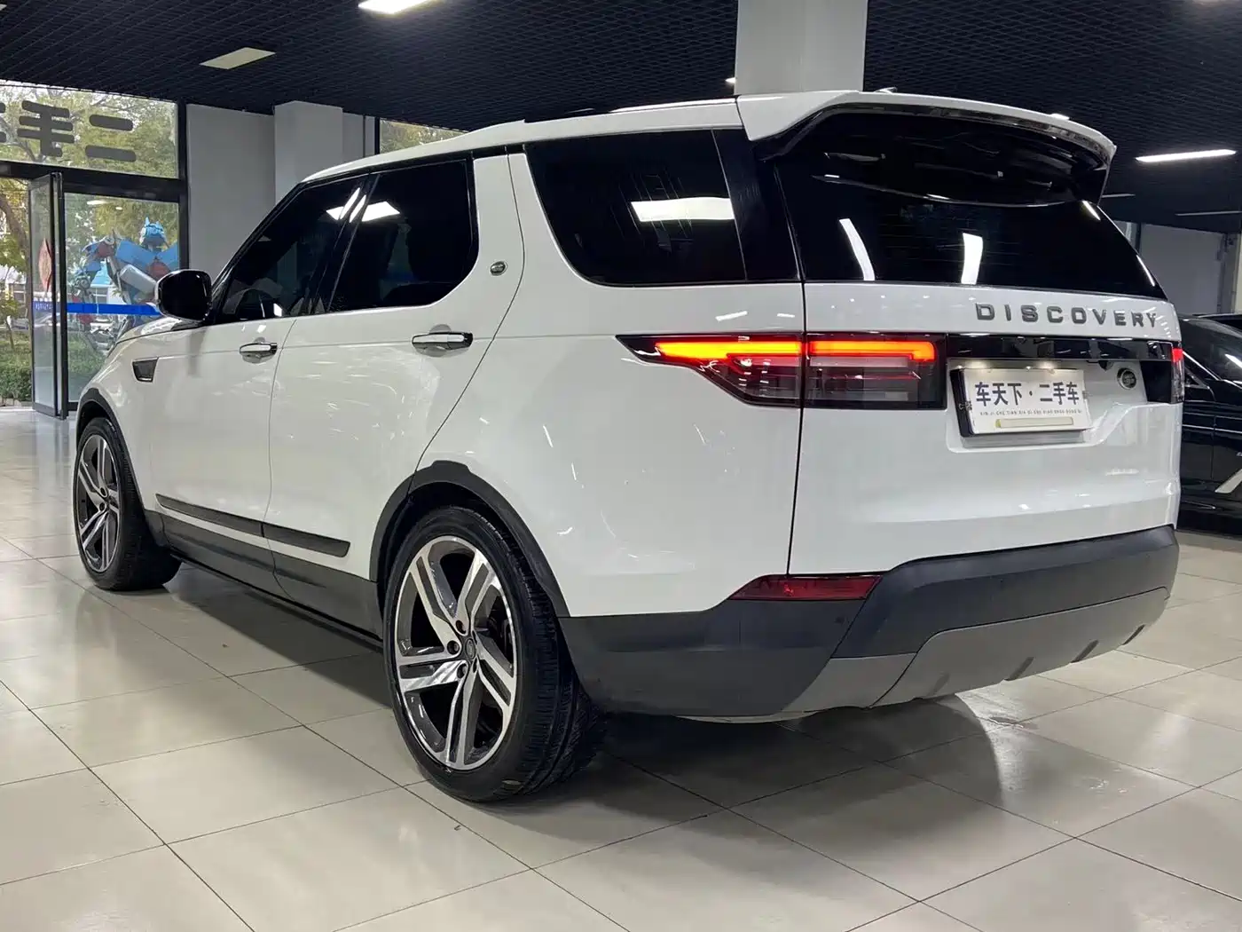 Land Rover Discovery 2018 2.0T SE фото 4