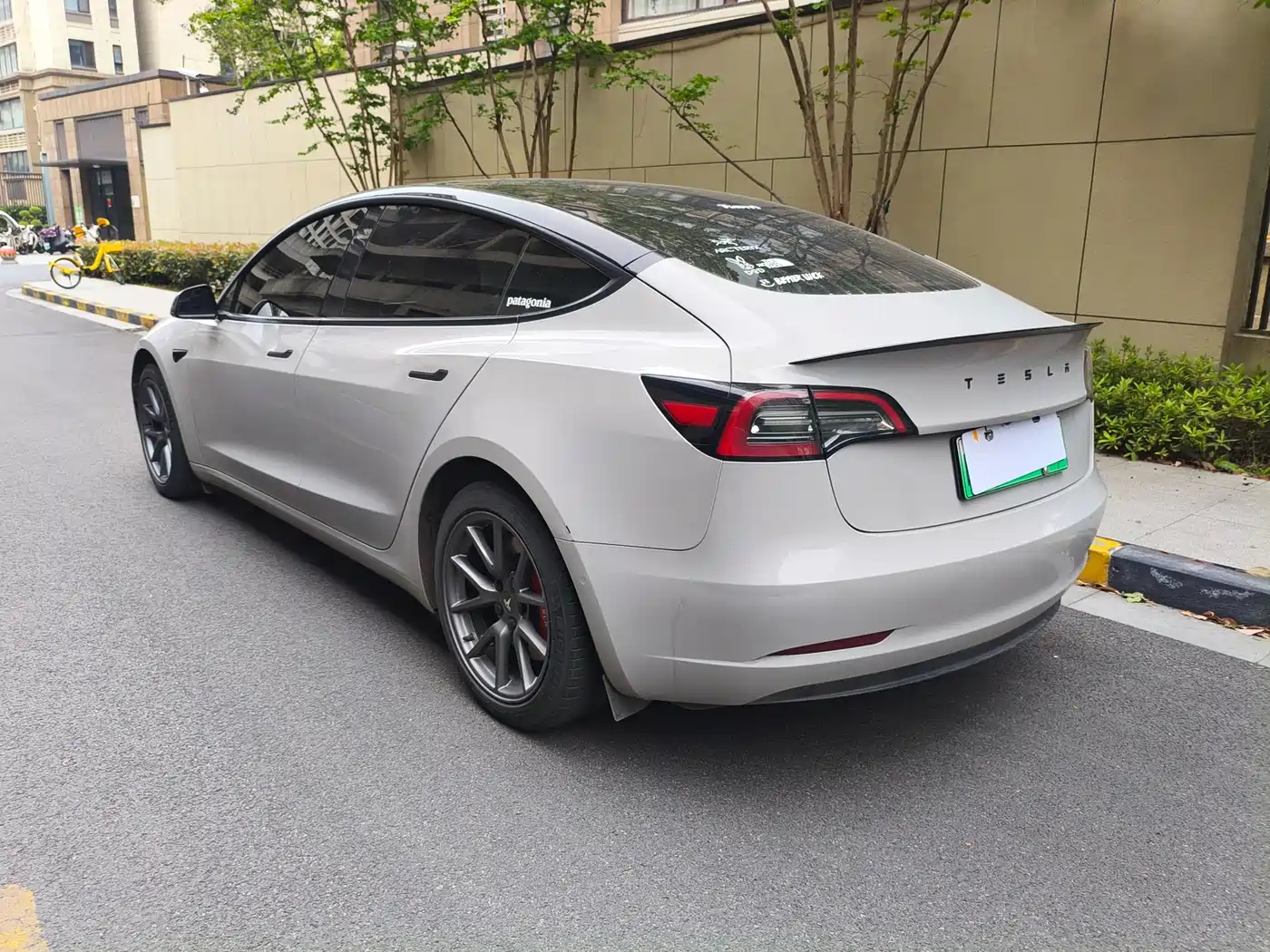 TESLA MODEL 3