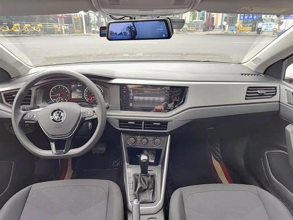 VOLKSWAGEN POLO