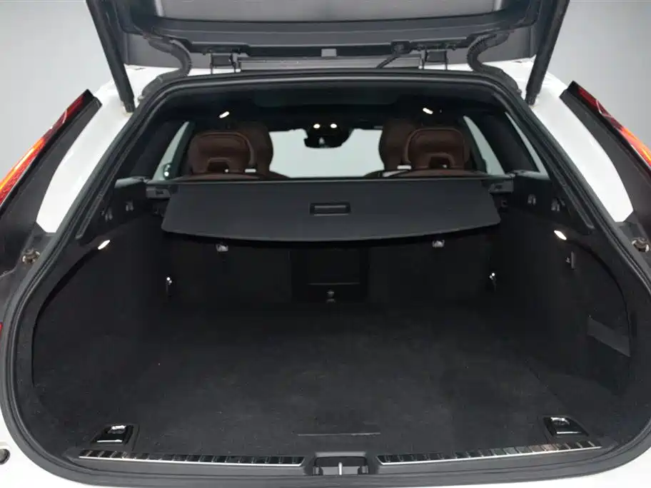 Volvo V90 2023 2021 Model Cross Country B5 AWD Smart Edition