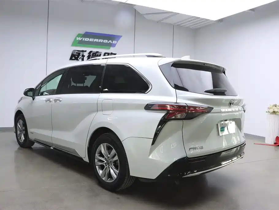 Toyota Sienna 2021 2.5L Hybrid Platinum Edition фото 4