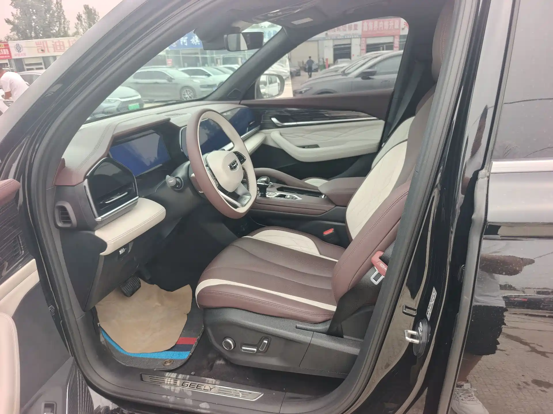 Фото 6 - Geely Monjaro