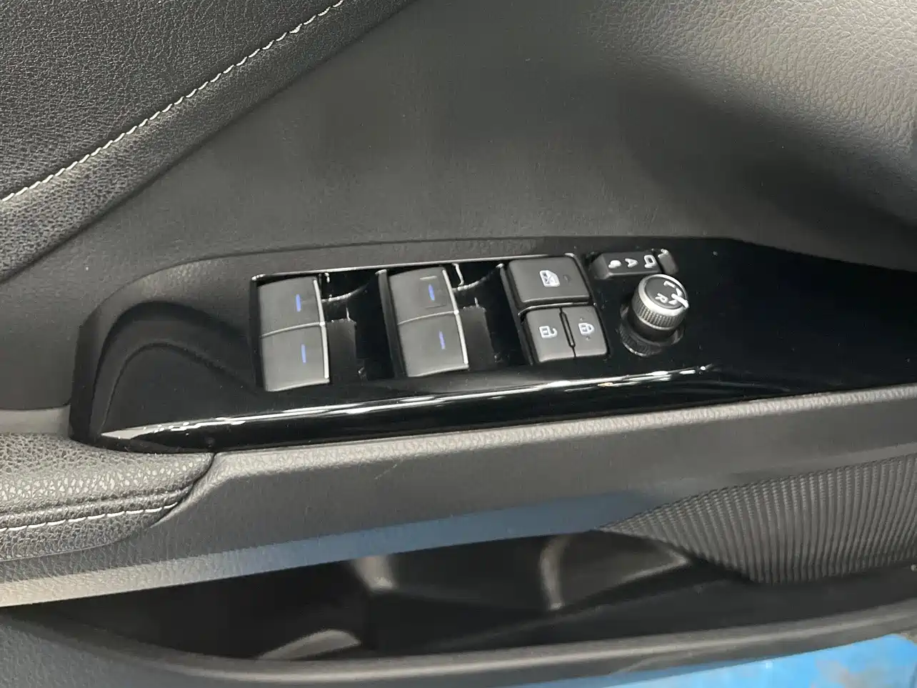 Toyota Camry 2022 2.0S Knight Edition фото 11