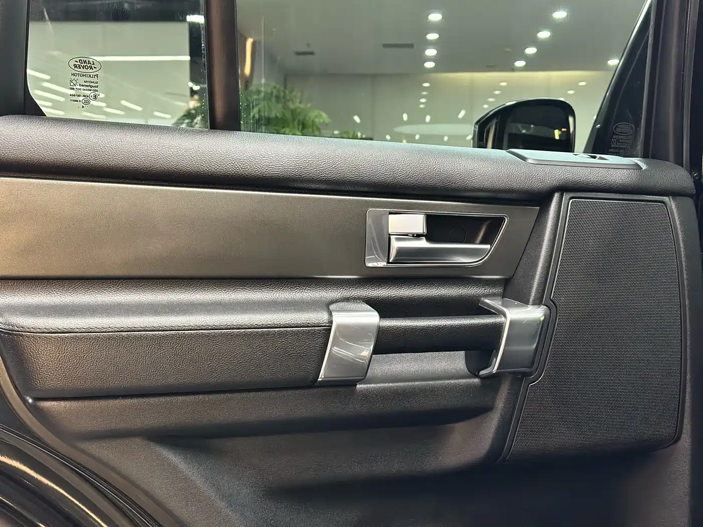 Land Rover Discovery 2016 3.0 SC V6 HSE фото 9