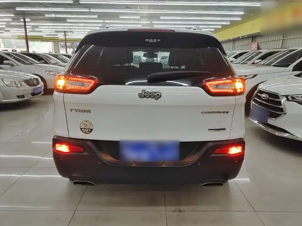 Фото 6 - Jeep Cherokee