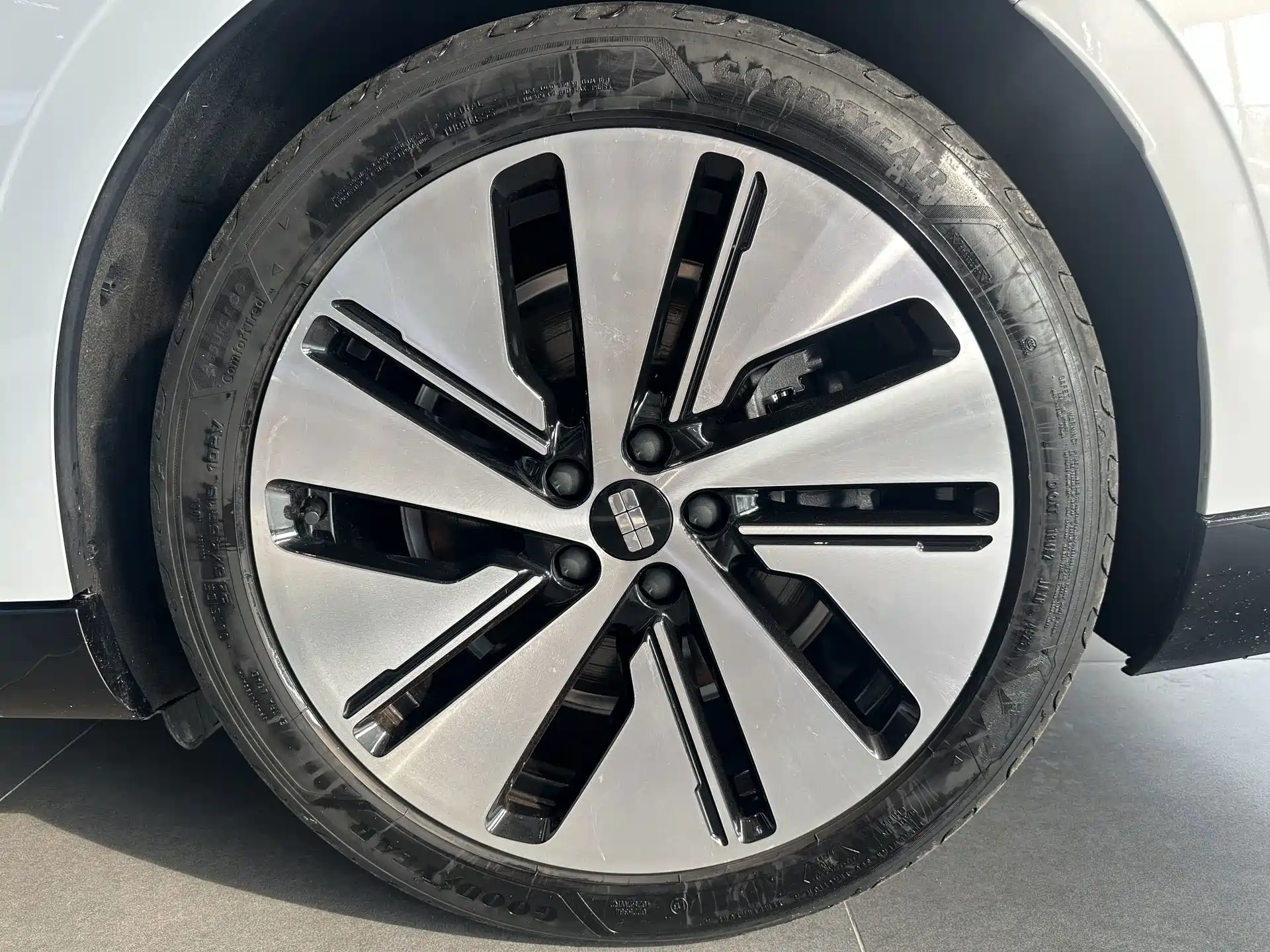 Фото 12 - Geely Galaxy Galaxy E8