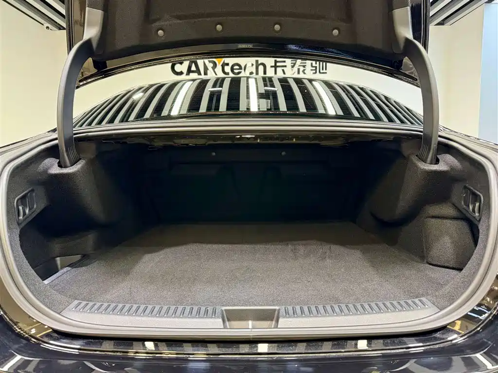Mercedes-Benz E-Class New Energy 2024 E 350 e L Plug-in Hybrid Sedan фото 12