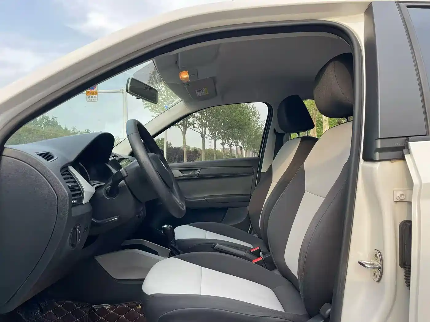 Škoda Fabia 2017 1.4L Auto Car Enjoy Edition фото 6