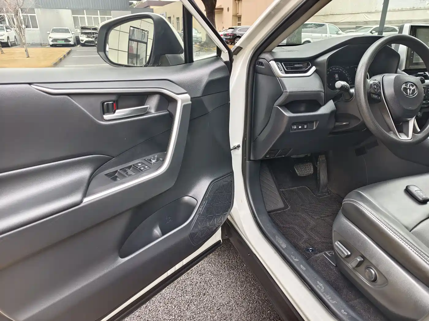 Toyota RAV4 Rongfang 2020 2.0L CVT 2WD Trend Edition фото 17