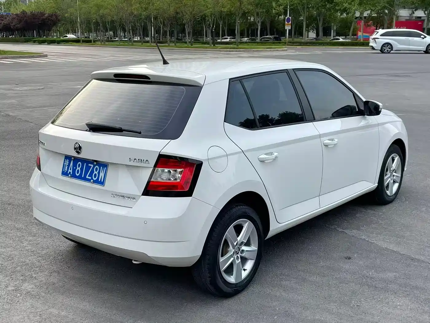 Škoda Fabia 2017 1.4L Auto Car Enjoy Edition фото 3