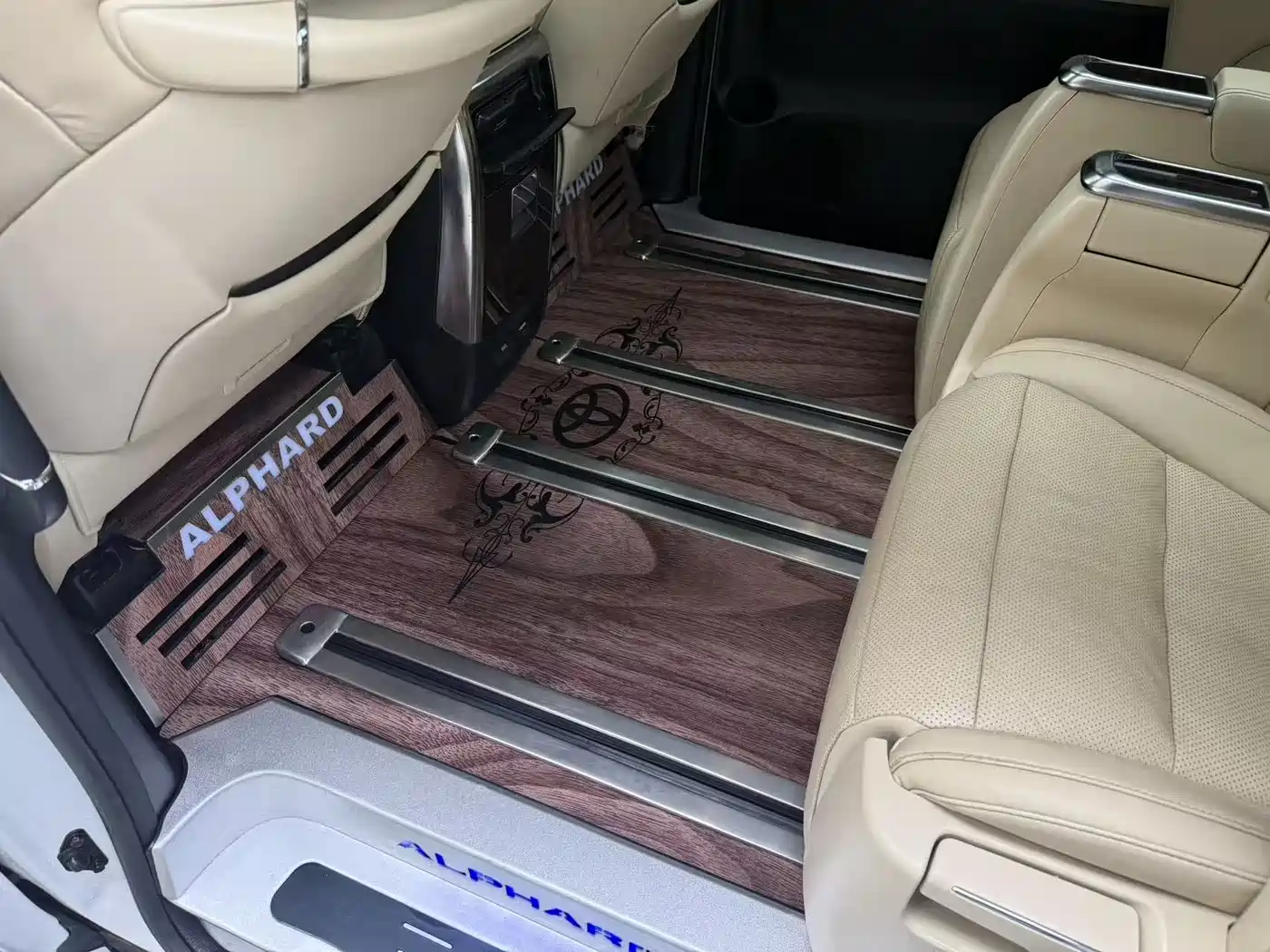 Toyota Alphard 2019 Hybrid 2.5L Luxury фото 7
