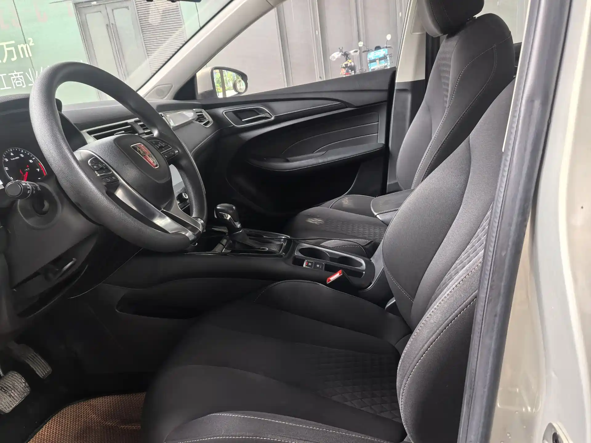 Фото 10 - Roewe i5