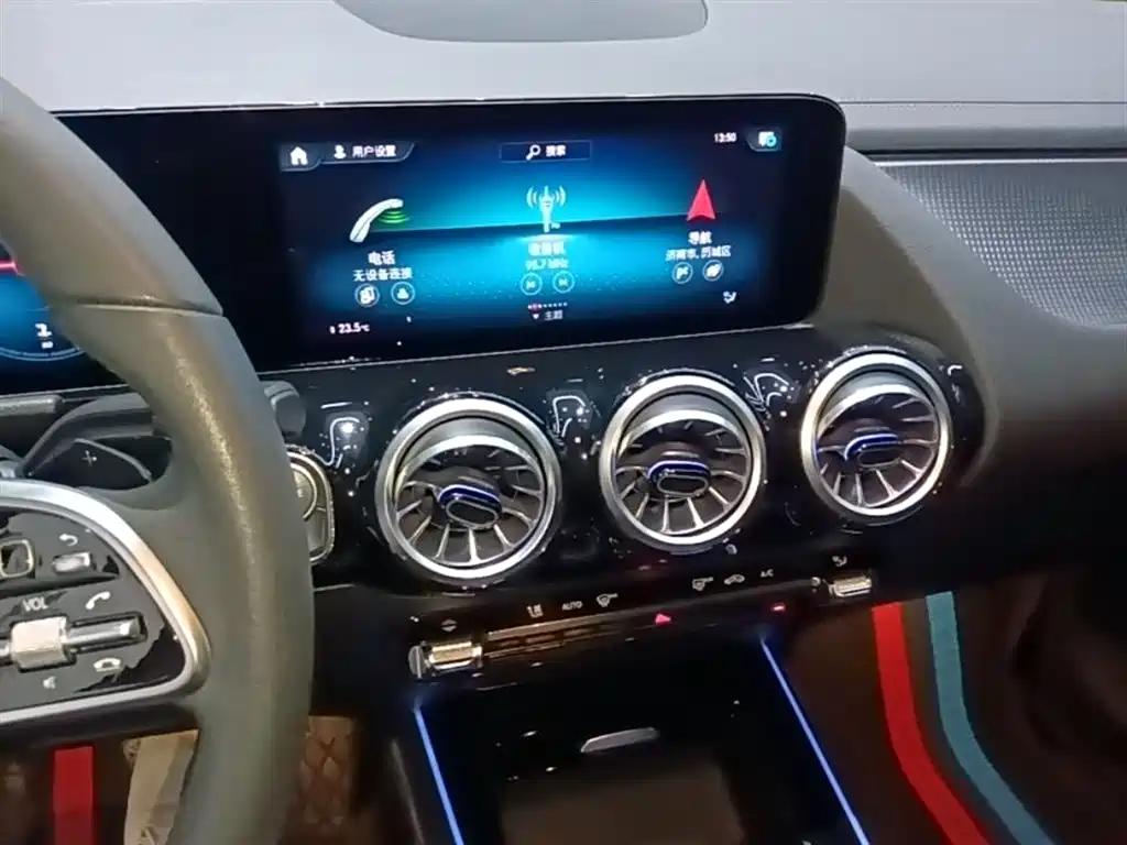 MERCEDES-BENZ GLA